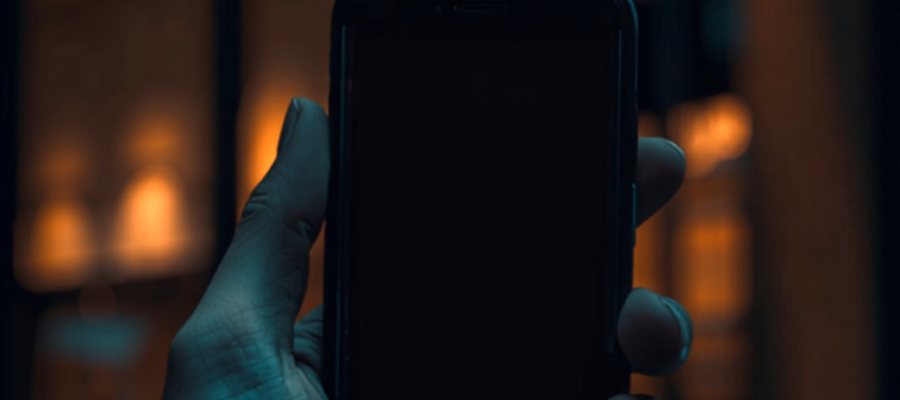 Smartphone recibiendo mensajes de clientes interesados